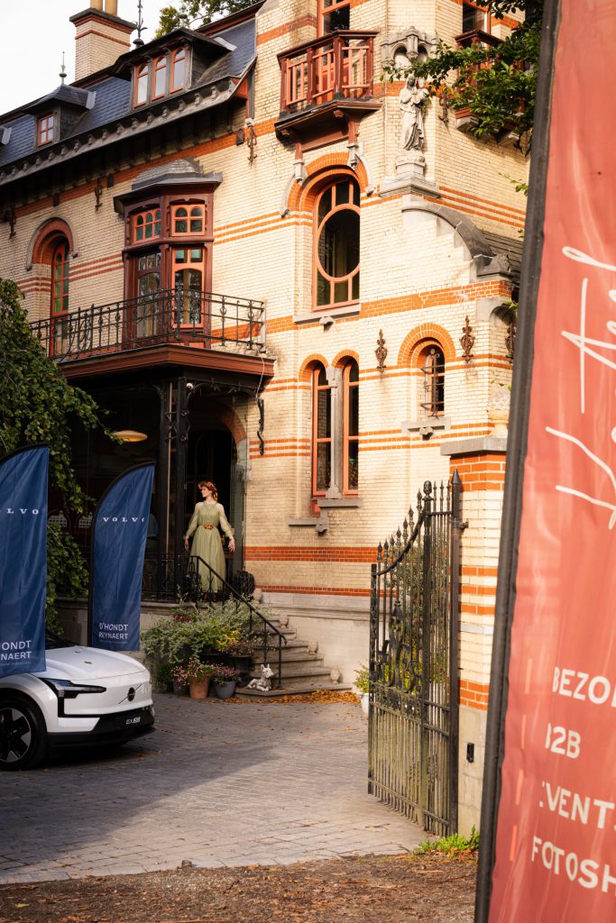 Aurelia welcoming guests at the door of Villa Madonna, an art-nouveau castle in Ronse