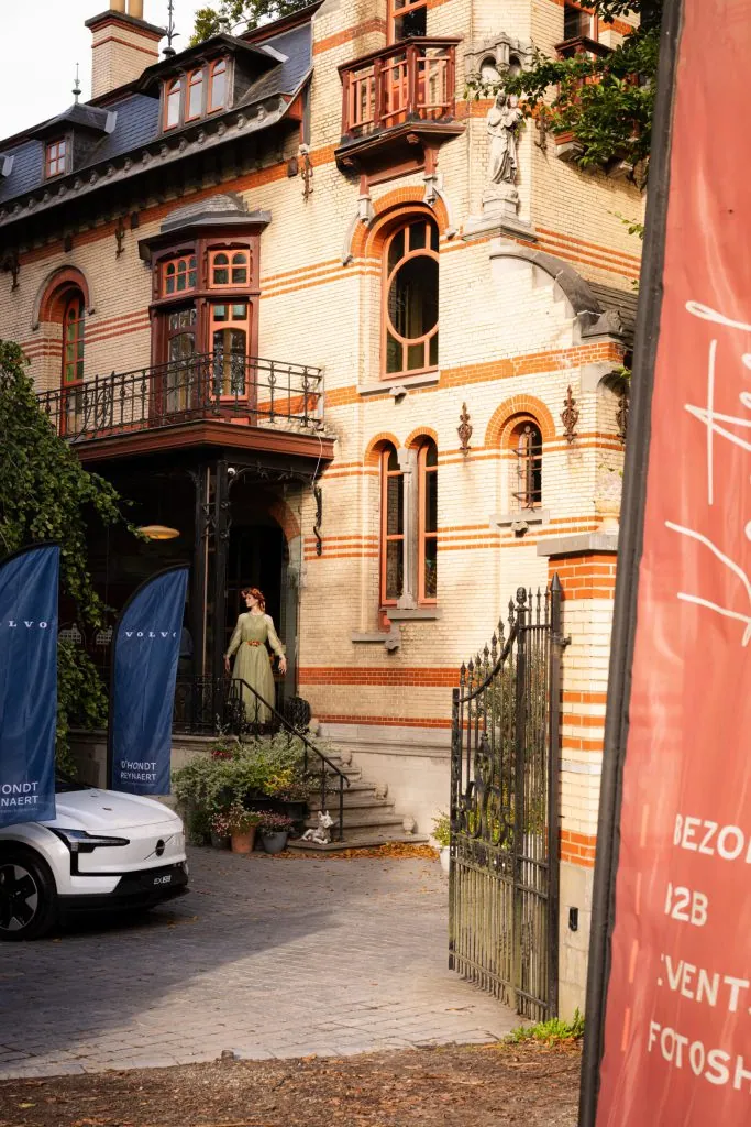 Aurelia welcoming guests at the door of Villa Madonna, an art-nouveau castle in Ronse